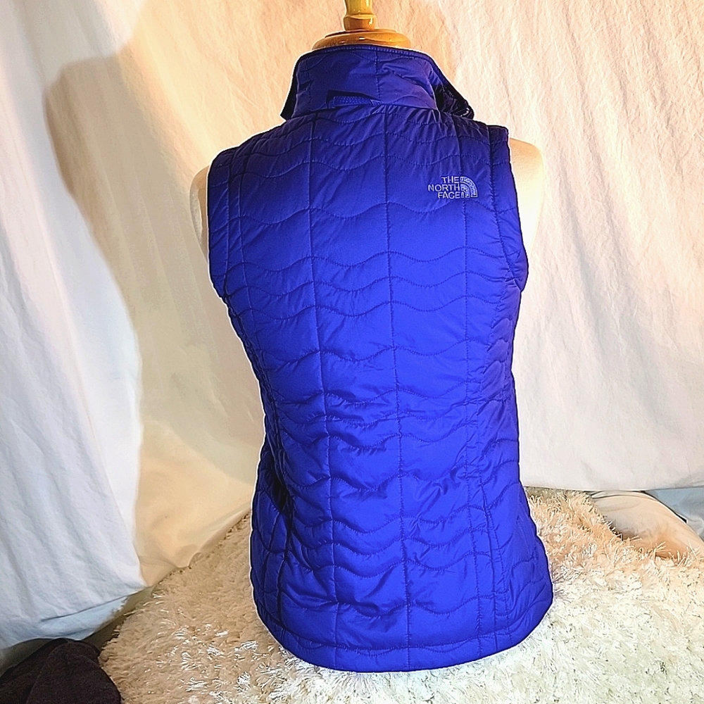 The North Face Lightweight Puffer Vest - Picture 3 of 8